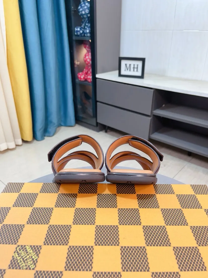 Men's shoes 💰380🌹🌹 (lv-Louis Vuitton) New men's slippers, high-end boutique, exquisite embossed logo decoration on the upper, fine workmanship, super soft soles, casual, loose and comfortable, a must-have in summer! \nsize：38-44